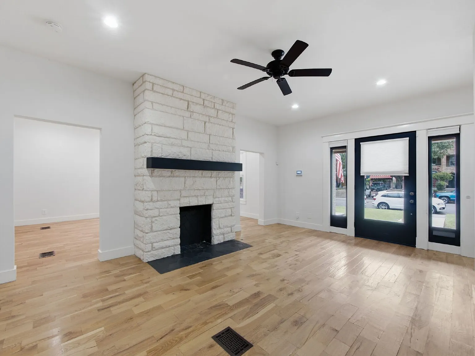 4 bed, 2.5 bath, 2880 sqft, $6,195 — Photo 4