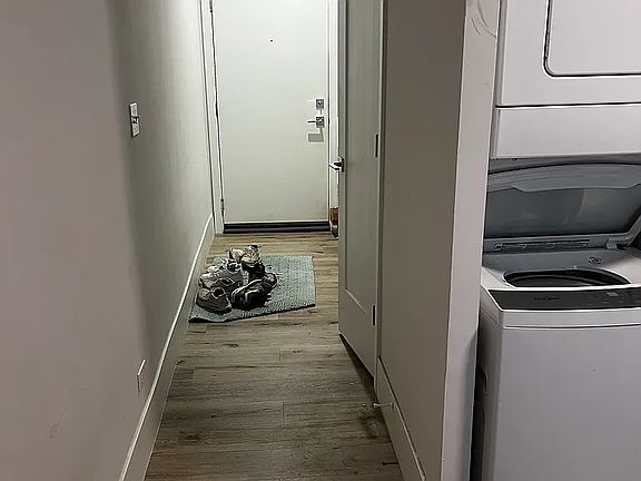 4th image of 1523 W Howard St #209