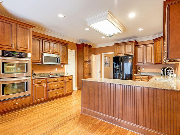 4th image of 40 Woodstone Dr