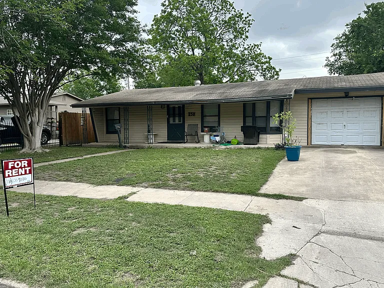 E Hutchins Pl — Photo 1