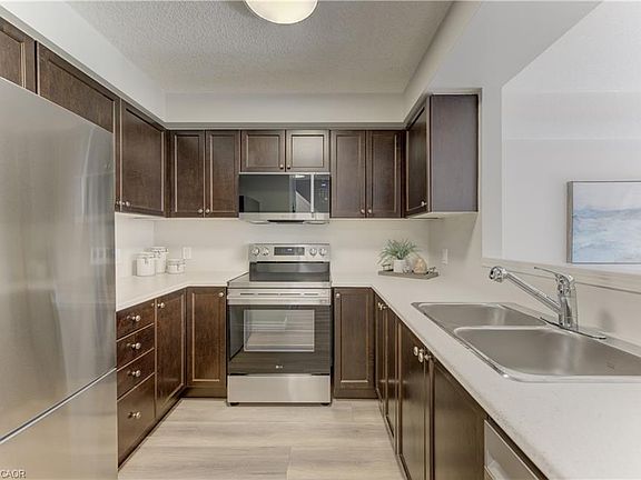 4th image of 975 Zeller Cres