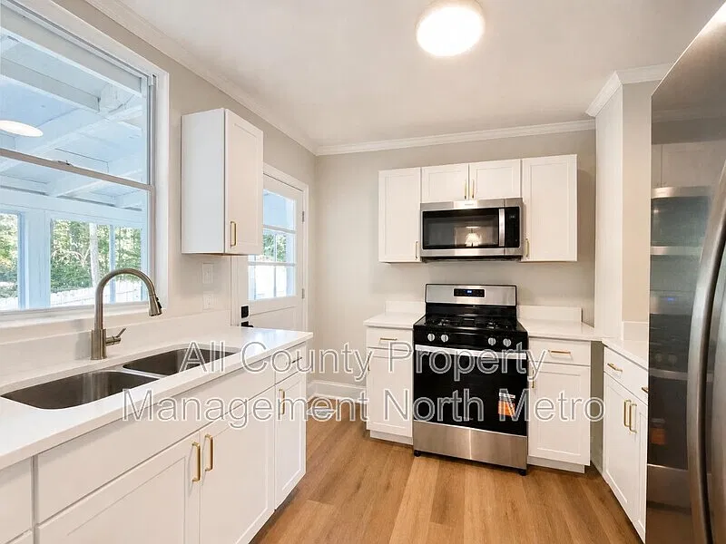 2 bed, 1.0 bath, 969 sqft, $1,800 — Photo 4