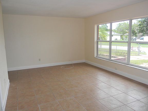 2nd image of 891 SE Solaz Ave