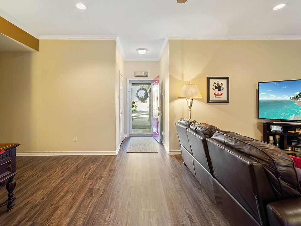 1st image of 301 Park Pl