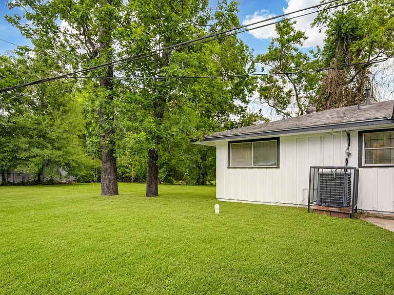 7329 Gleason Rd — Photo 24