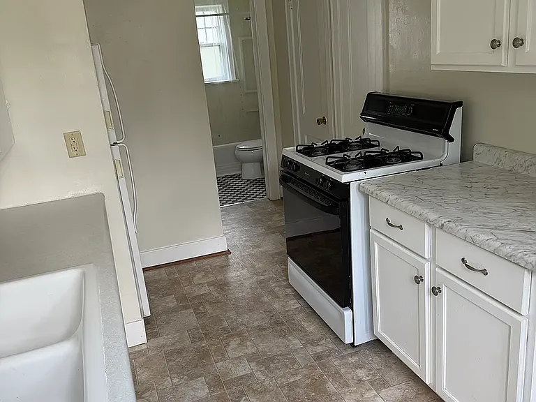 305 E 3rd St #2 — Photo 6