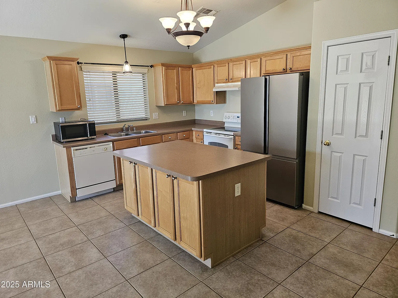 3 bed, 1672 sqft, $1,900 — Photo 3