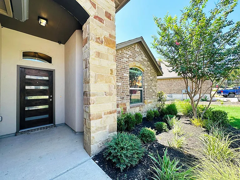 112 Groesbeck Ln — Photo 2