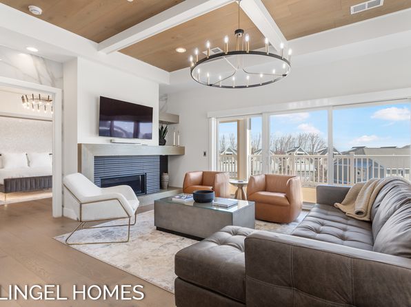 930 W Savidge St, Spring Lake, MI 49456