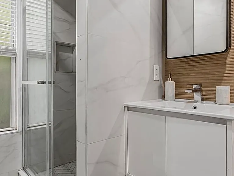 405 W 46th St #2R — Photo 9