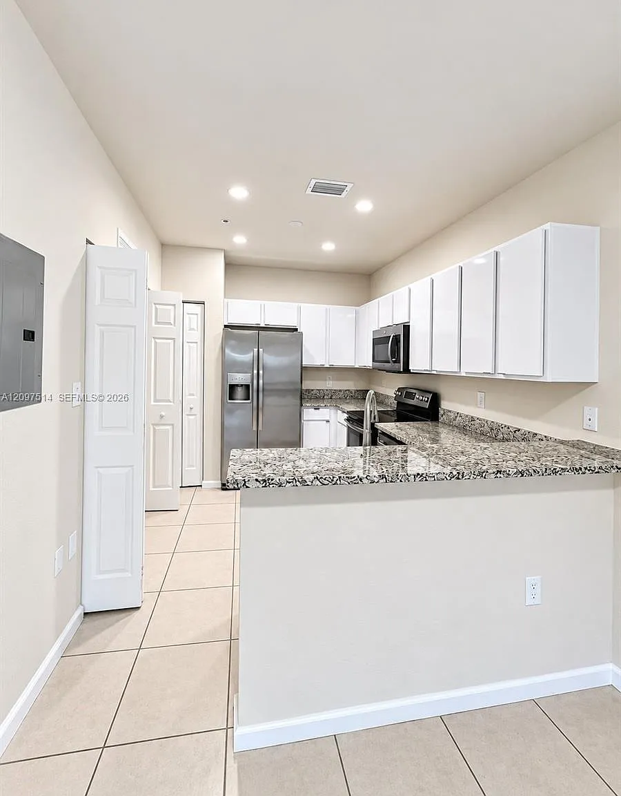 2 bed, 2.5 bath, 1205 sqft, $2,700 — Photo 2