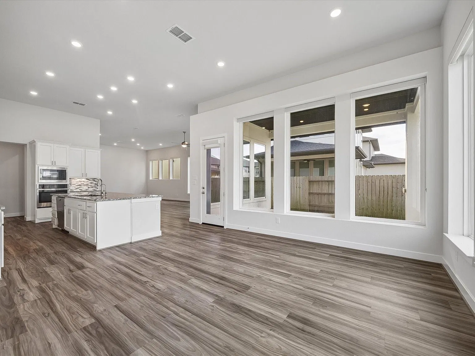 3 bed, 3.0 bath, 2808 sqft, $3,900 — Photo 4