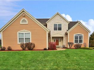 12710 W Lakeland Dr, New Berlin, WI 53151