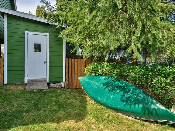 4th image of 1056 NE Shadybrook Ct
