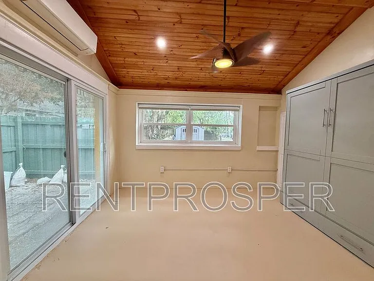 309 W 9th St — Photo 3