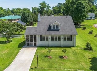 102 Lakeshore Drive, Lake Waccamaw, NC 28450