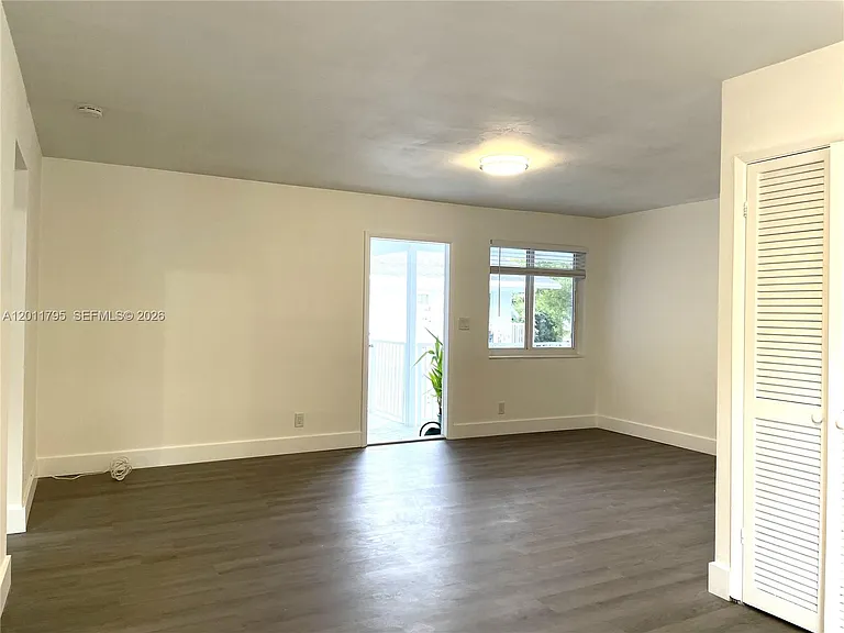601 S 19th Ave #7 — Photo 6