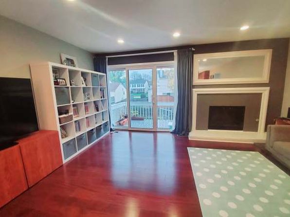 940 Burgess Cir, Buffalo Grove, IL