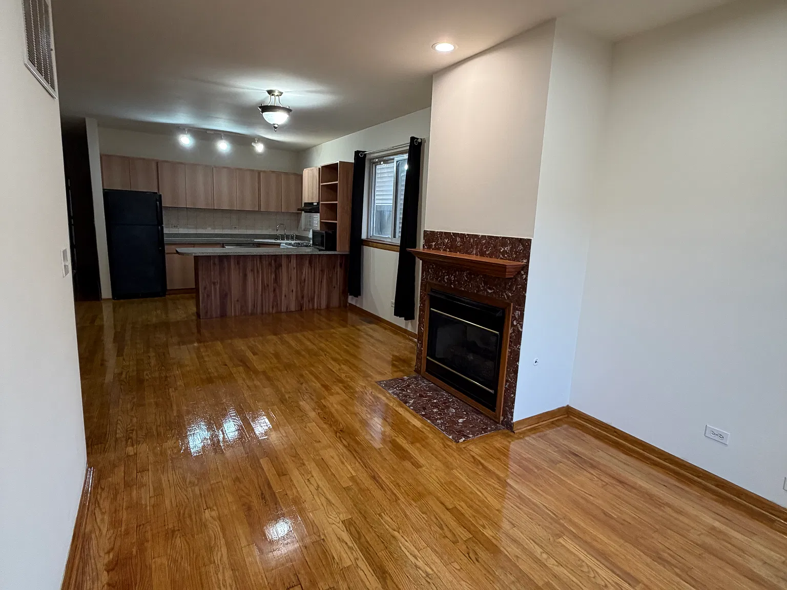 1247 W Erie St — Photo 2