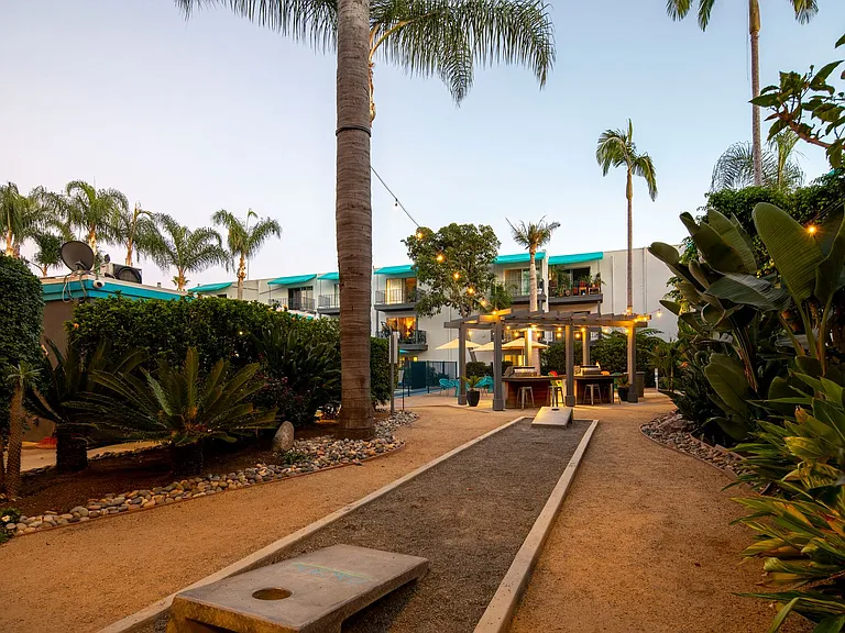 Catalina Pacific Apartments — Photo 17
