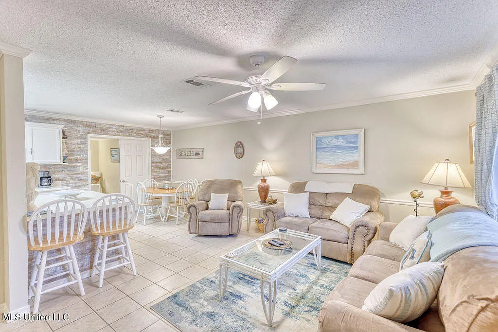 5 bed, 2.5 bath, 1616 sqft, $2,200 — Photo 2