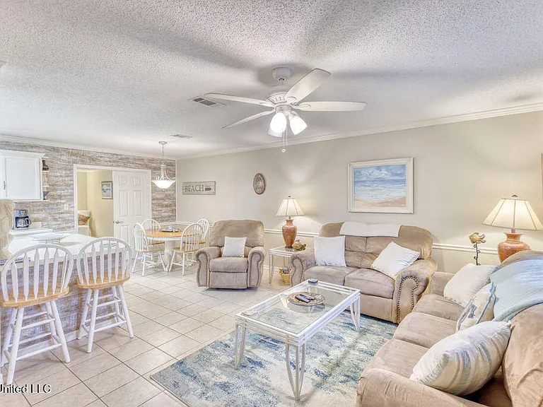 101 Pittman Dr — Photo 2