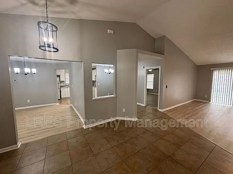 1004 Stout Ct — Photo 7