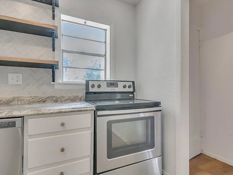 2116 Andover Ct — Photo 14