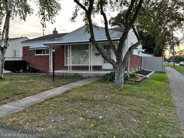 6157 Deering St, Garden City, MI 48135