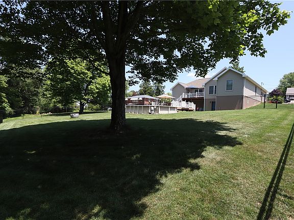 5th image of 208 Howard Rd