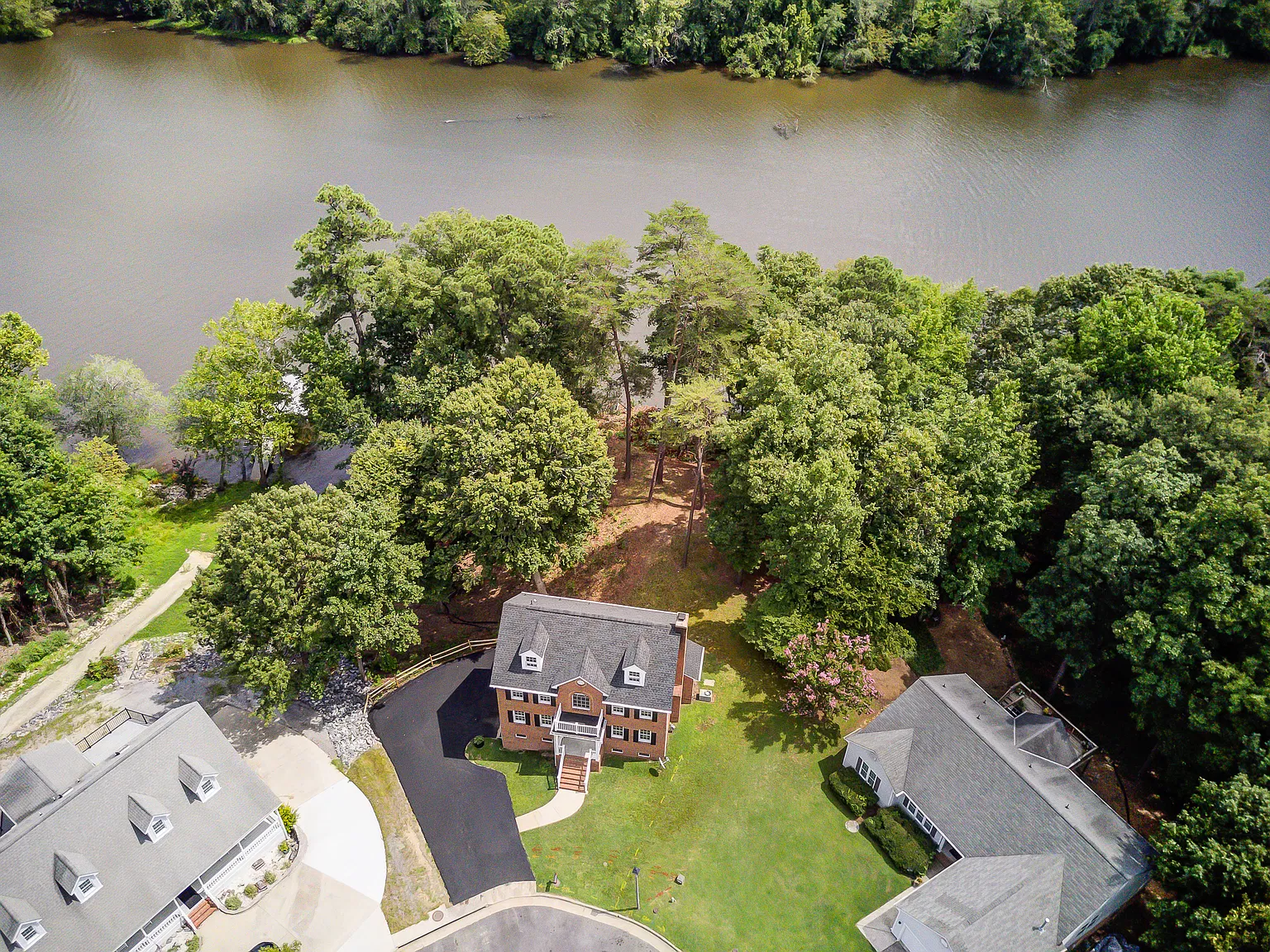 3 bed, 2.5 bath, 2500 sqft, $2,800 — Photo 3
