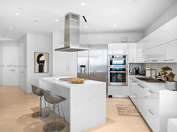 5th image of 100 S Pointe Dr APT 1409
