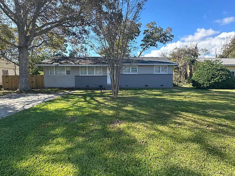 725 W Phillips Dr — Photo 1