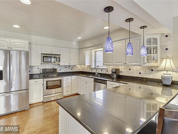 Renovated Kitchen w/granite & stainless steel