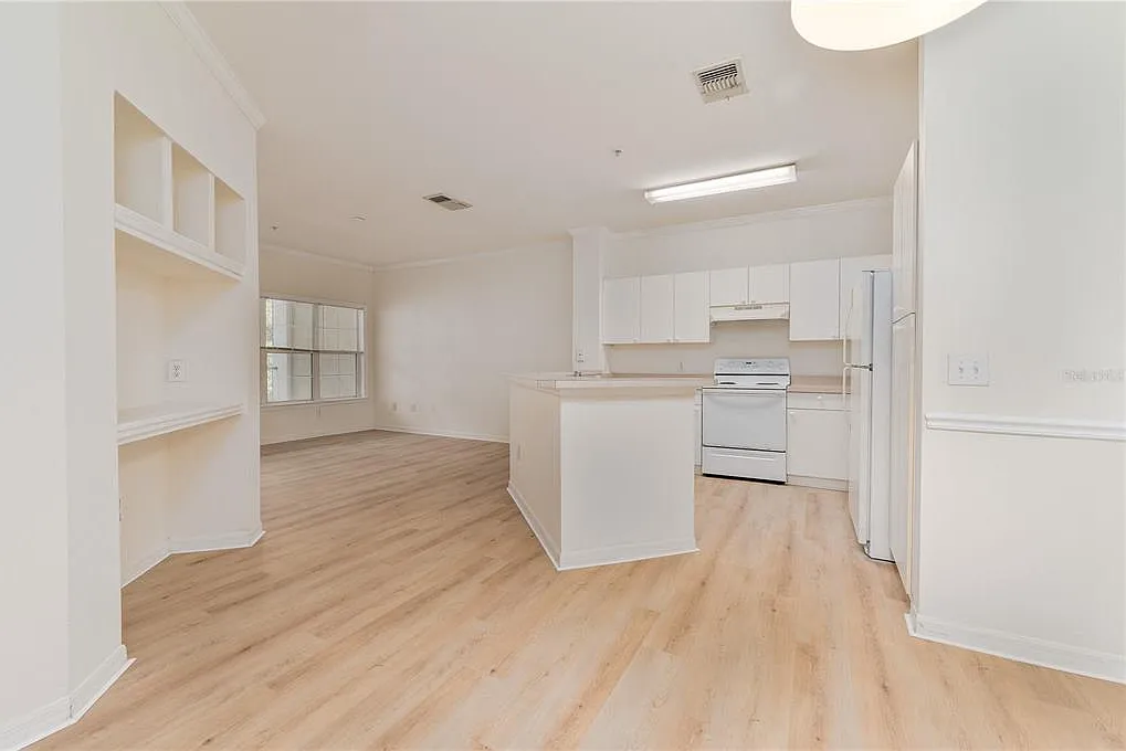 1 bed, 1.0 bath, 782 sqft, $1,350 — Photo 2