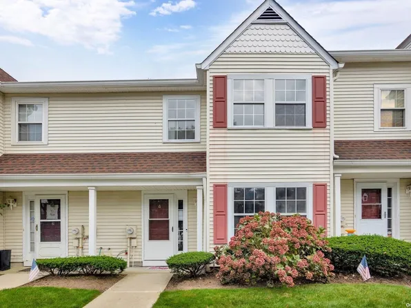 4 Stratford Green #4, Farmingdale, NY 11735