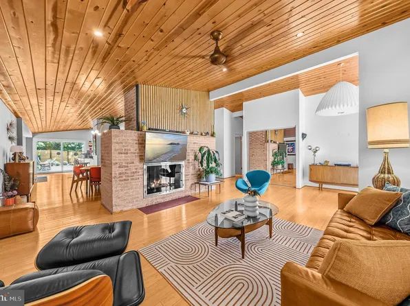 8801 Camden St, Alexandria, VA 22308