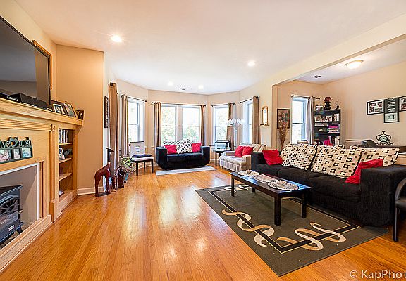3rd image of 7433 N Claremont Ave APT 3