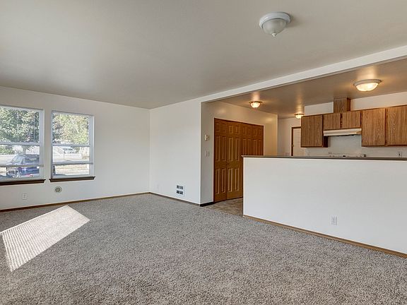 3rd image of 34 N Oak Harbor St APT B3