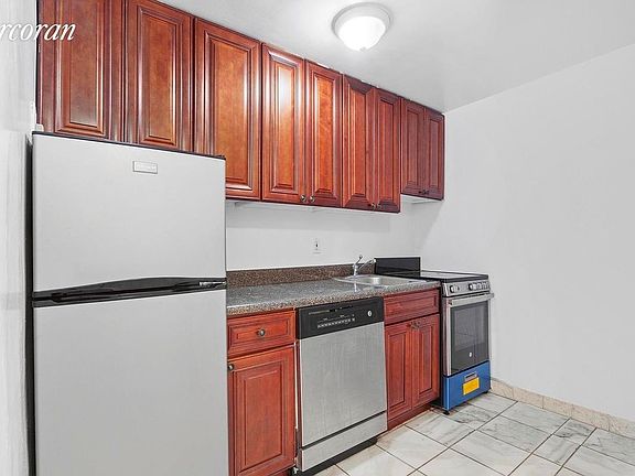4th image of 38 W 75th St APT 4R