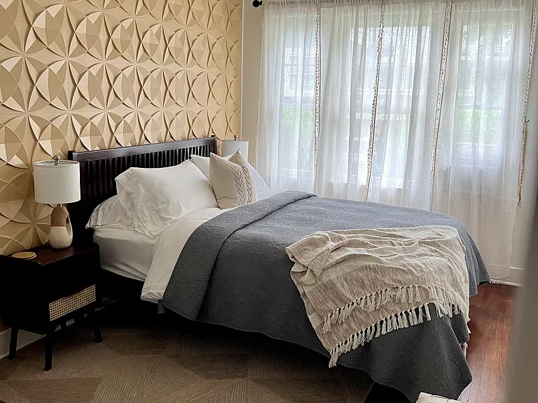 Bedroom (queen bed)