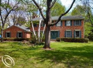5055 Glenway Dr, Brighton, MI