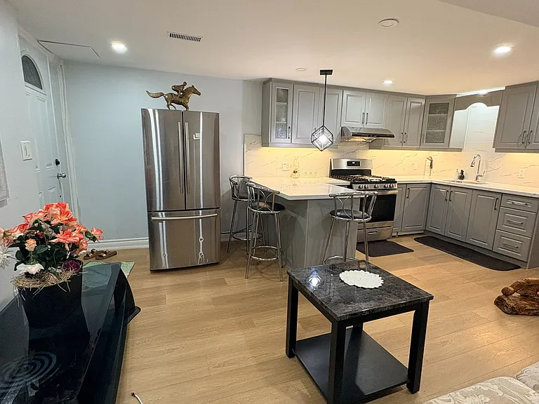 49 Yellowstone St — Photo 2