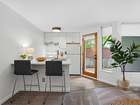 4th image of 910 Portland Pl Unit 2
