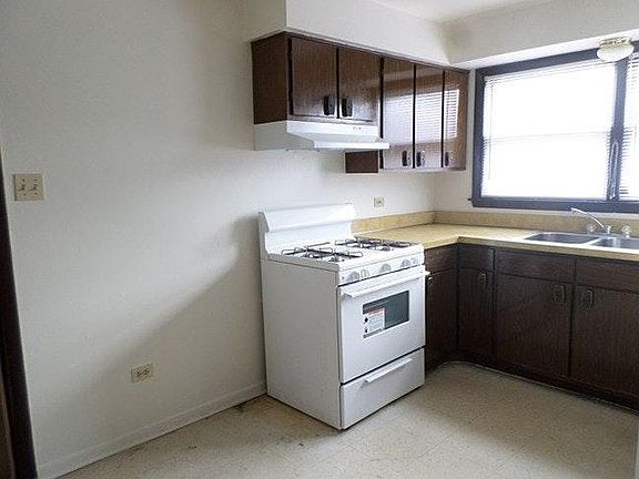 3rd image of 1369 River Dr APT 2