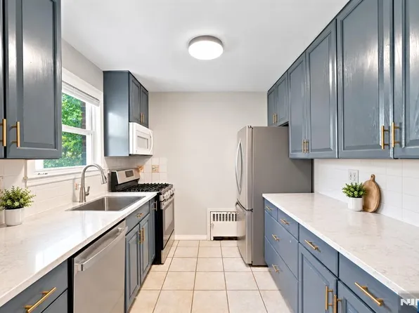 9-06 6th St, Fair Lawn, NJ 07410