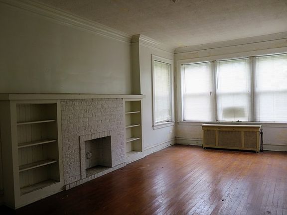 3rd image of 227 N Leamington Ave