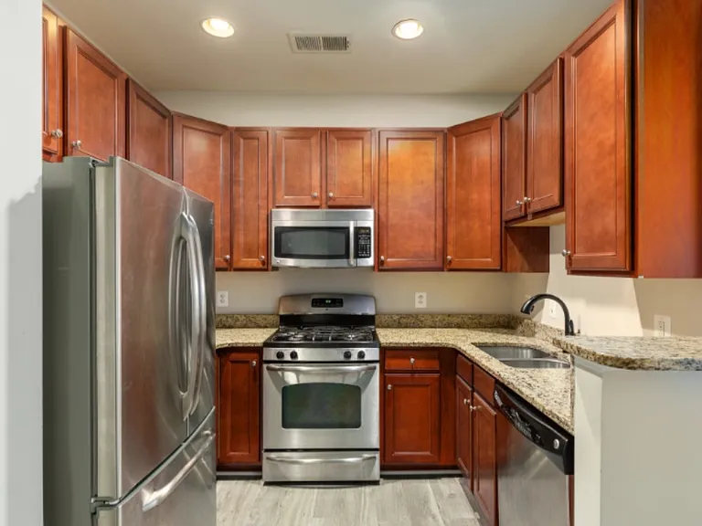 15207 Lancashire Dr — Photo 3