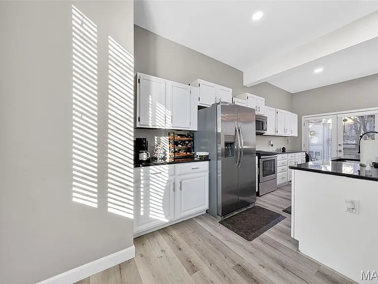 28 Columbus Square Dr — Photo 5