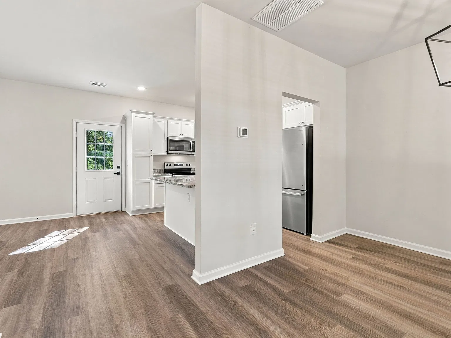 3 bed, 2.5 bath, 1650 sqft, $1,850 — Photo 4